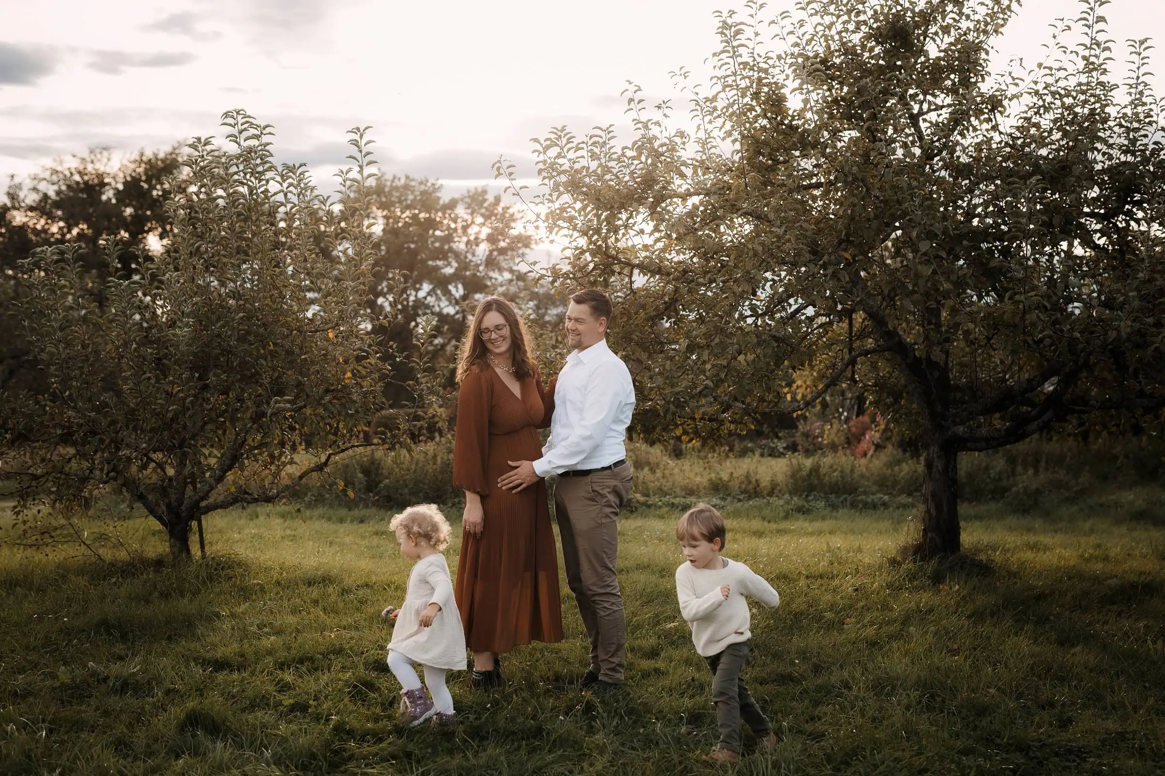 Familienshooting, Familienbilder, Mommy and me Shooting, Bilder mit Mama, Geschwisterbilder, Reutlingen, Familienfotograf, Outdoor Fotoshooting, Familienbilder in der Natur, Gutschein Fotoshooting, Tübingen, Familienfotografie, Fotostudio, Familienfotografin, Outfit Familienshooting, Stuttgart, natürliche Familienfotografie, Familien Fotos, Fotos mit der Familie, Ulm, Familien Shooting, Familien Fotograf, Fotoshooting, Nürtingen